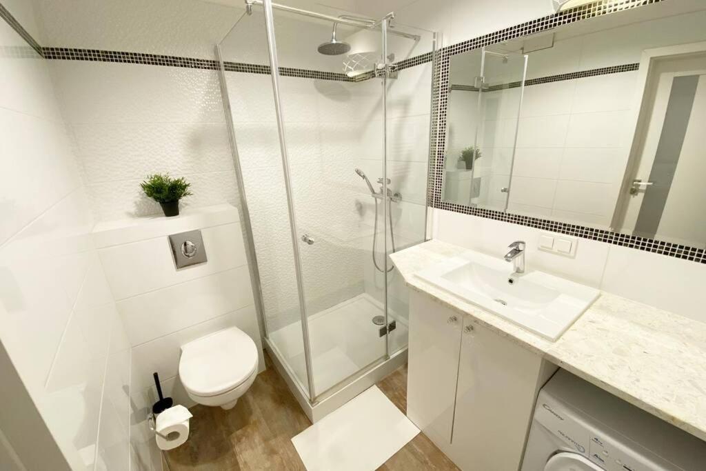 Exclusive 2Br! Apartment Near City Center +Netflix Варшава Екстериор снимка
